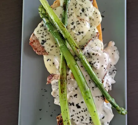 Tosta con queso fundido y espárragos verdes a la plancha